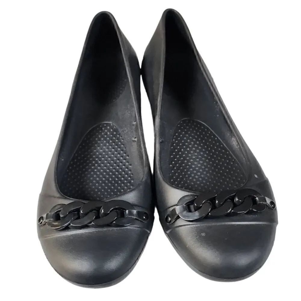 Crocs- Women’s Gianna Black Rounded Ballet Flat with Chain Link Accent, Size 9
